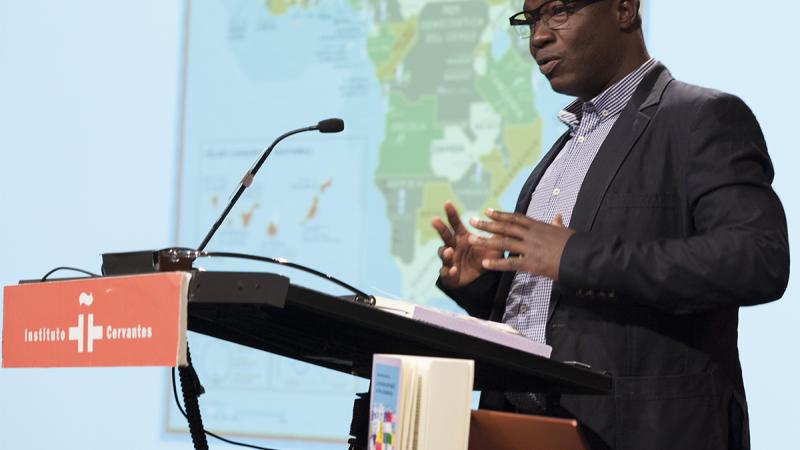 7. Presentación del libro por Koffi Yao -profesor de español en la Universidad Félix Houphouët-Boigny de Abiyán- (Foto: Instituto Cervantes)