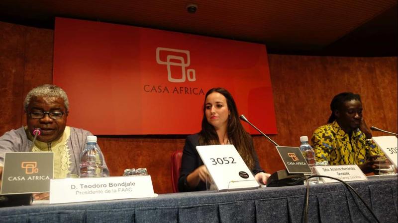 3. De izq. a dere.: Teodoro Bondyale -Presidente de la FAAC-, Arianne Hernández González -Secretaria General de Casa África-, Mamadou Dia -autor de la obra-