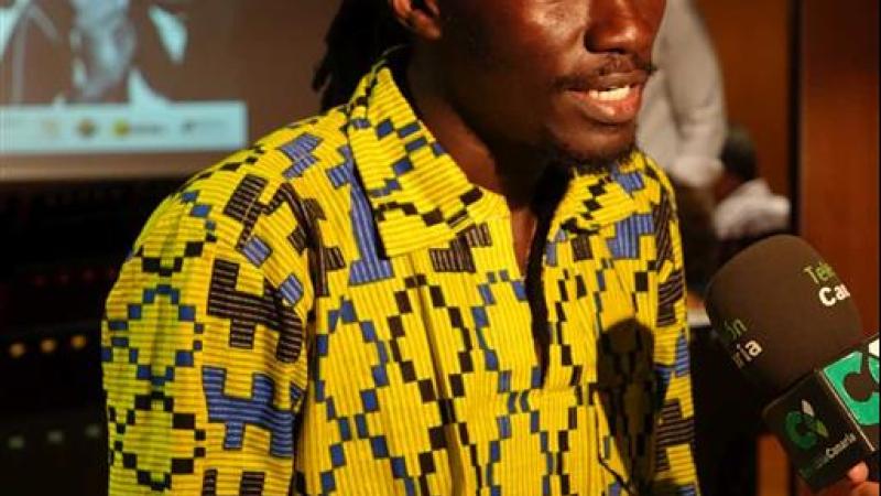 7. Imagen de Mamadou Dia, autor de 3052. Persiguiendo un sueño, en su presentación en Casa África (2014)