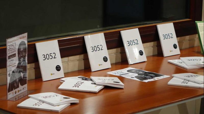 9. Imagen de los ejemplares del libro 3052. Persiguiendo un sueño, en su presentación en Casa África (2014)