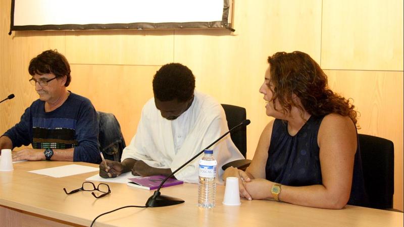 1. Imagen de la conferencia impartida por Ismael Diadé -responsable de la conservación del Fondo Kati- en el Festival del Sur-Encuentro Teatral Tres Continentes en Agüimes, 2014
