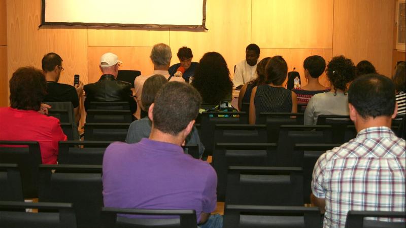 5. Imagen de la conferencia impartida por Ismael Diadé - responsable de la conservación del Fondo Kati, Mali-, en el marco del Festival del Sur-Encuentro Teatral Tres Continentes