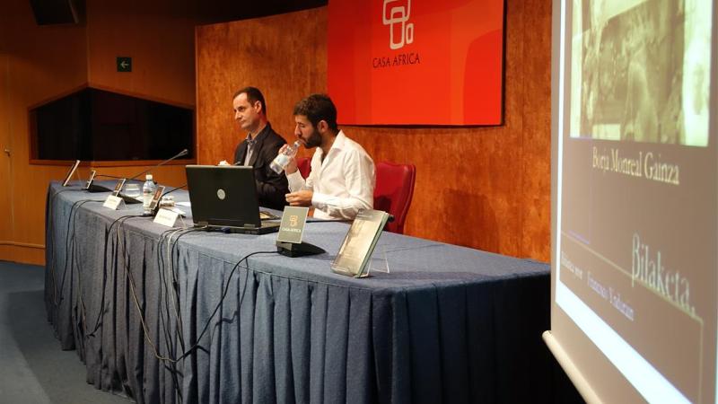1. Imagen de la presentación del libro Angola, la intensidad de SER humano en Casa África, 2014. De izq. a dere.: Juan Jaime -Jefe del Área de Cultura y Educación de Casa África-, y Borja Monreal Gainza -autor de la obra-