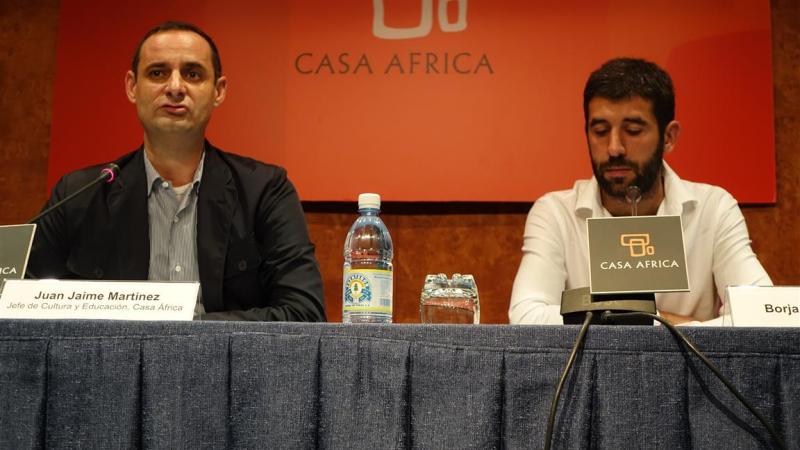 Imagen de la presentación del libro Angola, la intensidad de SER humano en Casa África, 2014. De izq. a dere.: Juan Jaime -Jefe del Área de Cultura y Educación de Casa África-, y Borja Monreal Gainza -autor de la obra-