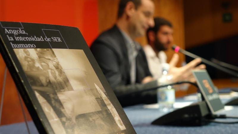 3. Imagen de la presentación del libro Angola, la intensidad de SER humano en Casa África, 2014. De izq. a dere.: Juan Jaime -Jefe del Área de Cultura y Educación de Casa África-, y Borja Monreal Gainza -autor de la obra-