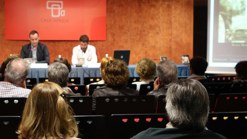 5. Imagen de la presentación del libro Angola, la intensidad de SER humano en Casa África, 2014. De izq. a dere.: Juan Jaime -Jefe del Área de Cultura y Educación de Casa África-, y Borja Monreal Gainza -autor de la obra-