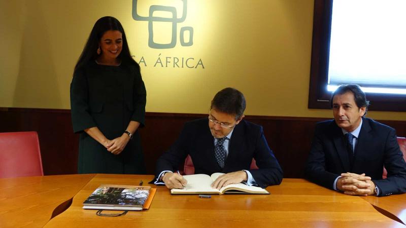 1. Imagen de la Delegada del Gobierno en Canarias, María del Carmen Hernández Bento, el Ministro de Justicia de España, Rafael Catalá Polo, y Luis Padrón, Director General de Casa África
