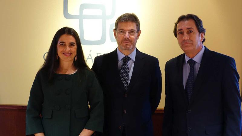 2. Imagen de la Delegada del Gobierno en Canarias, María del Carmen Hernández Bento, el Ministro de Justicia de España, Rafael Catalá Polo, y Luis Padrón, Director General de Casa África