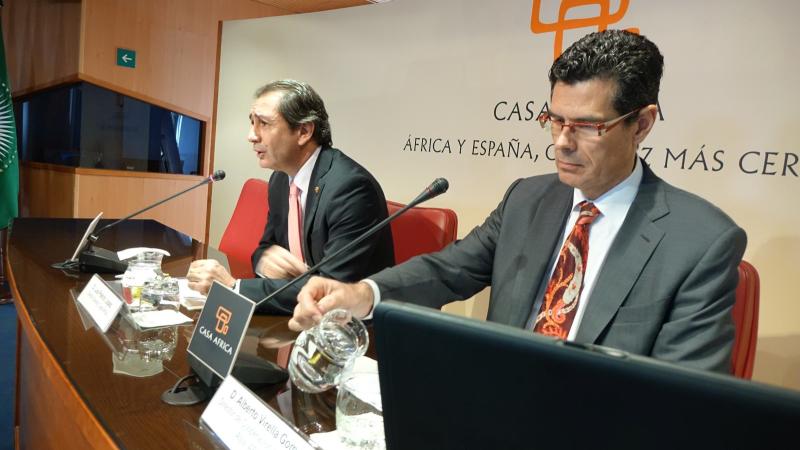 9. Presentación del acto por Luis Padrón -Director General de Casa África- con Alberto Virella, Director de Cooperación con África y Asia de la Agencia Española de Cooperación Internacional para el Desarrollo (AECID)
