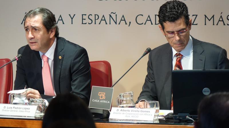 11. Presentación del acto por Luis Padrón -Director General de Casa África- con Alberto Virella, Director de Cooperación con África y Asia de la Agencia Española de Cooperación Internacional para el Desarrollo (AECID)