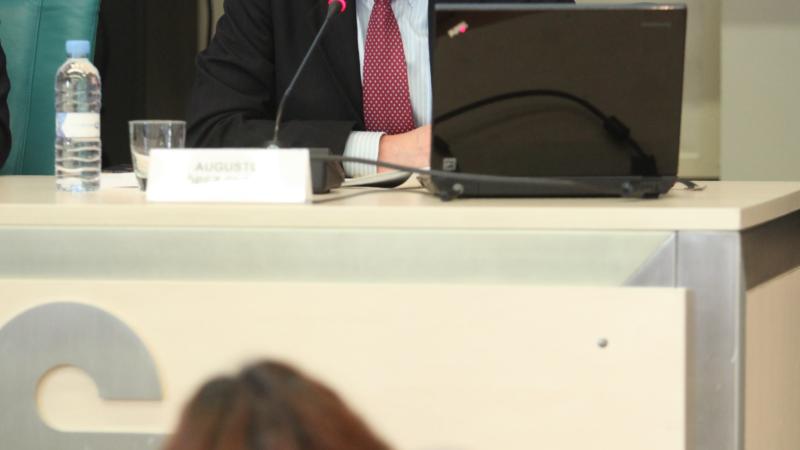 6. Imagen de Augusto López-Claros, Director del Departamento de Análisis e Indicadores Globales del Grupo Banco Mundial, en la presentación del informe Doing Business 2015-África en Casa Árabe -Madrid-