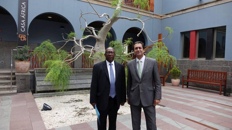 2. Imagen de Abdoulie Janneh -Dtor. Ejecutivo de la Fundación Mo Ibrahim- y Luis Padrón -Dtor. Gral. de Casa África- en la sede de Casa África