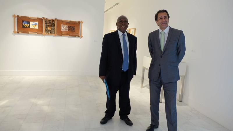 3. Imagen de Abdoulie Janneh -Dtor. Ejecutivo de la Fundación Mo Ibrahim- y Luis Padrón -Dtor. Gral. de Casa África- en la sale de exposiciones de la sede de Casa África