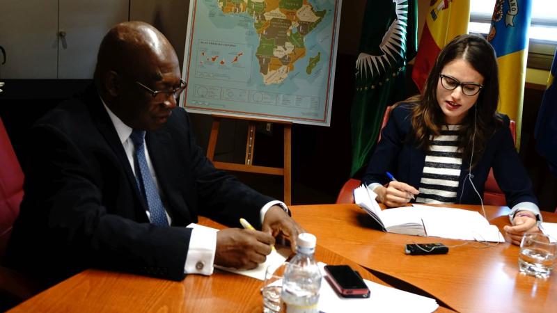 13. Imagen de Abdoulie Janneh -Dtor. Ejecutivo de la Fundación Mo Ibrahim- en la entrevista de Eva Rancho, redactora del periódico de La Provincia, en Casa África