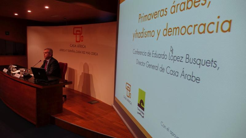 3. Imagen de Eduardo López Busquets, director general de Casa Árabe, en Casa África para impartir la conferencia Primaveras Árabes