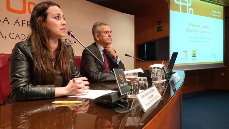 4. Imagen de Arianne Hernández, secretaria general de Casa África, y Eduardo López Busquets, director general de Casa Árabe, en la conferencia Primaveras Árabes en Casa África