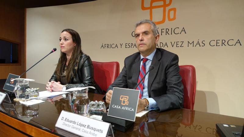 5. Imagen de Arianne Hernández, secretaria general de Casa África, y Eduardo López Busquets, director general de Casa Árabe, en la conferencia Primaveras Árabes en Casa África