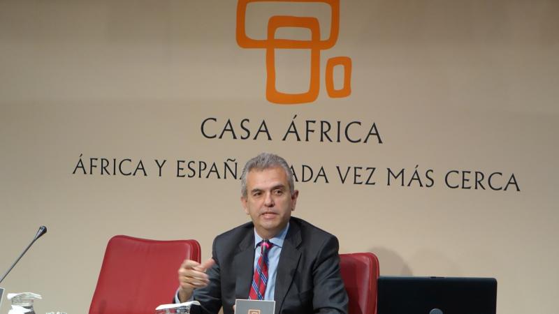 6. Imagen de Eduardo López Busquets, director general de Casa Árabe, en Casa África para impartir la conferencia Primaveras Árabes