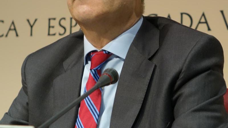 7. Imagen de Eduardo López Busquets, director general de Casa Árabe, en Casa África para impartir la conferencia Primaveras Árabes