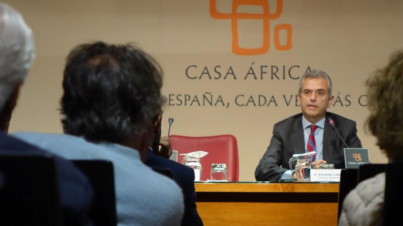 8. Imagen de Eduardo López Busquets, director general de Casa Árabe, en Casa África para impartir la conferencia Primaveras Árabes