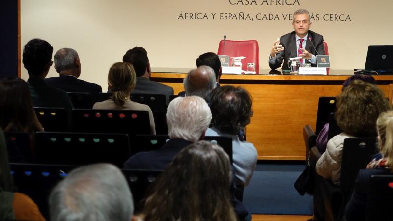 9. Imagen de Eduardo López Busquets, director general de Casa Árabe, en Casa África para impartir la conferencia Primaveras Árabes