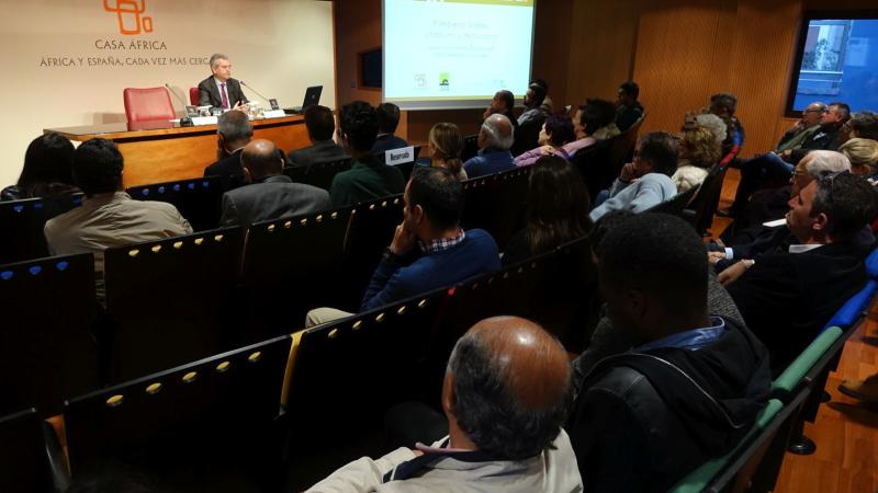 12. Imagen de Eduardo López Busquets, director general de Casa Árabe, en Casa África para impartir la conferencia Primaveras Árabes