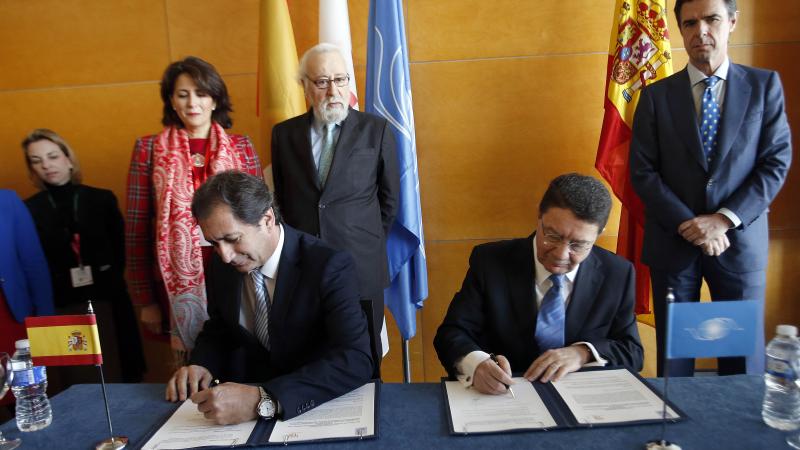 10. Firma del acuerdo por Sr. Luis Padrón, Director General, Casa África y S.E. Sr. Taleb Rifai, Secretario General, OMT
