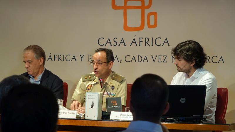 19. Intervención del Teniente Coronel Jesús Díez Alcalde  con la ponencia Presencia española en África. Misiones de mantenimiento de la paz-,  en  la Mesa 1: España y África, nuevos retos para la seguridad del continente