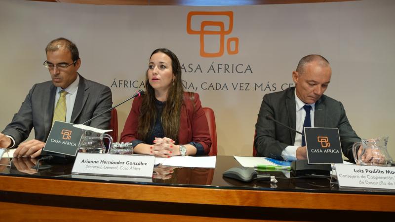 2. Imagen de la presentación del acto por Arianne Hernández -Secretaria General de Casa África- y Pablo Martín-Carbajal González -Director General de Relaciones con África, Gobierno de Canarias-