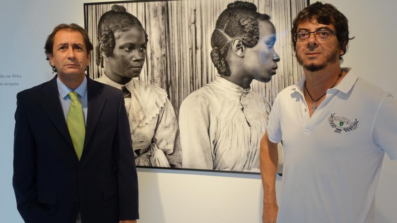 2. Imagen de la inauguración de la exposición Madagascar 1906 en Casa África, 2015. A la izquierda Luis Padrón -Director General de Casa África- y Tarek Ode -Comisario de la exposición