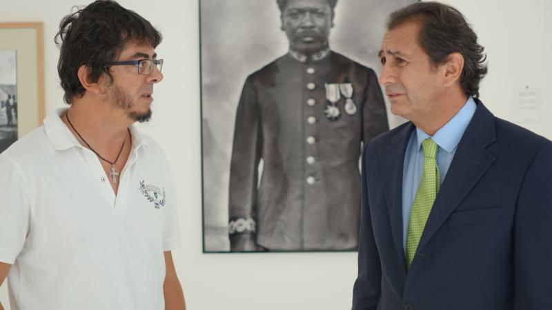 3. Imagen de la inauguración de la exposición Madagascar 1906 en Casa África, 2015. A la izquierda Luis Padrón -Director General de Casa África- y Tarek Ode -Comisario de la exposición