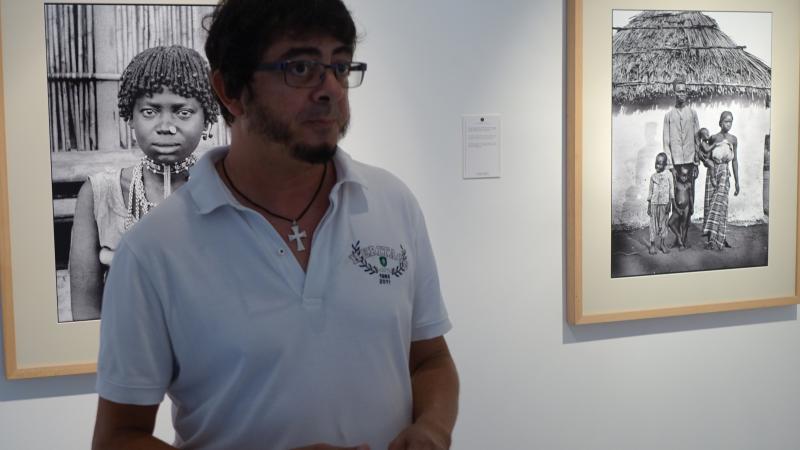 4. Imagen de Tarek Ode -Comisario de la exposición- en la inauguración de Madagascar 1906 en Casa África, 2015.
