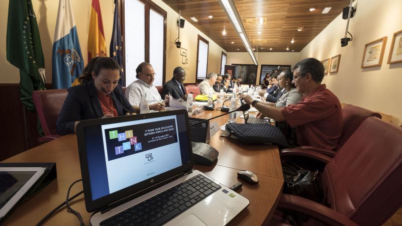 3. Imagen de grupo de los participantes del I Encuentro de Think Tanks África-España celebrado en Casa África en diciembre de 2015