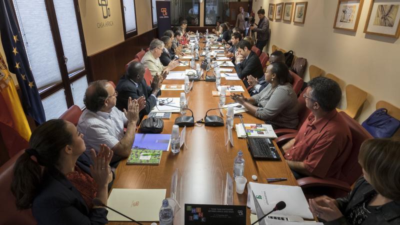 5. Imagen de grupo de los participantes del I Encuentro de Think Tanks África-España celebrado en Casa África en diciembre de 2015