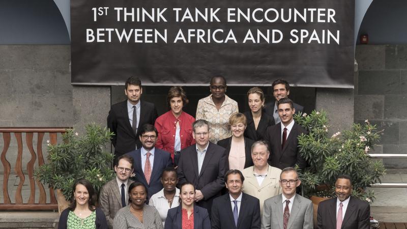 6. Imagen de grupo de los participantes del I Encuentro de Think Tanks África-España celebrado en Casa África en diciembre de 2015