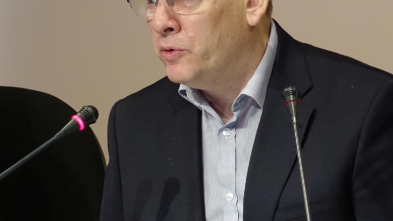 11. Imagen de Alex Vines, Director de investigación de Chatham House, como moderador durante el desarrollo del Panel 1: La (in)seguridad en África hoy