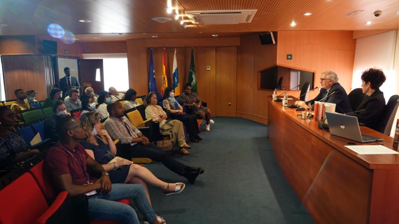 Académicos en el auditorio