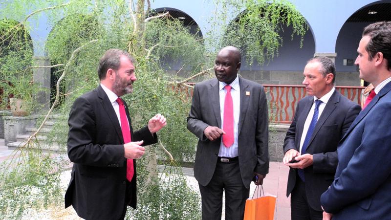 El embajador de Kenia en España, de visita en Casa África