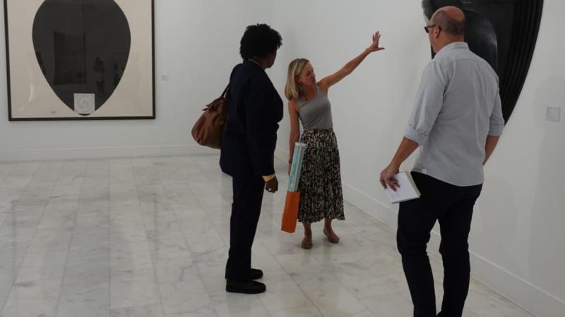 La embajadora de Sudáfrica en España visitando la exposición Afrocán en Casa África