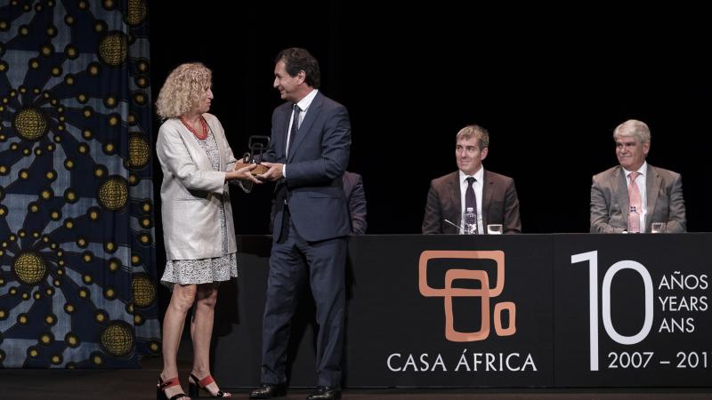 Luis Padrón entregando el premio de Diplomacia Cultural a Mane Cisneros, directora del Festival de Cine Africano de Tarifa