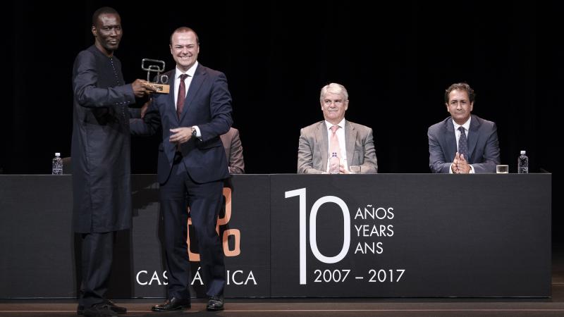 Augusto Hidalgo entregando el premio de Diplomacia Pública a Luc André, presidente de la FAAC