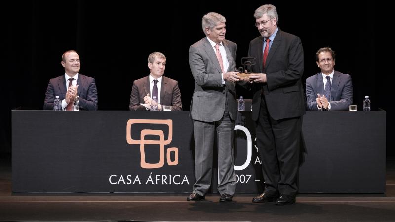 Alfonso Dastis entregando el premio de Diplomacia Digital a Jaime Calvera, director de Mundo Negro