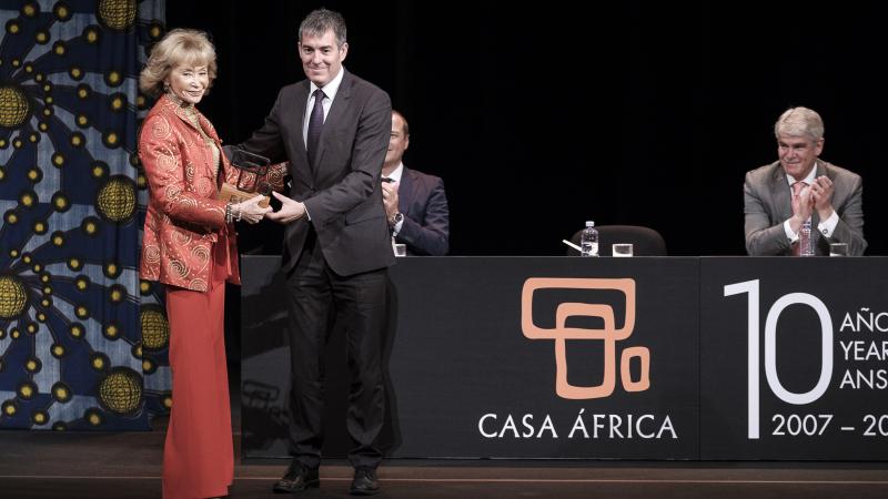 Fernando Clavijo entregando el premio de Diplomacia Pública a María Teresa Fernández de la Vega, de la Fundación Mujeres por África